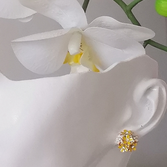 Yellow flower bouquet enamel crystals stud earrings 🆕 - Picture 7 of 8